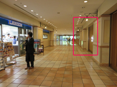 ローソンの奥右手に当クリニックがあります。写真のピンク色の線で囲ってある所がクリニックです