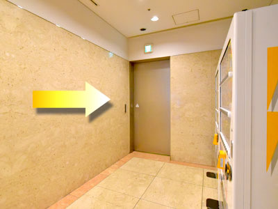 自動販売機の前の扉を開けます（勇気を持って！）。